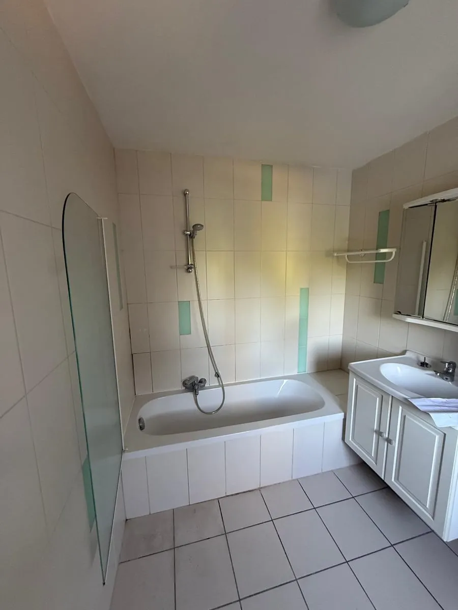 Salle de bains avec une ancienne baignoire, avant les travaux (1/10)