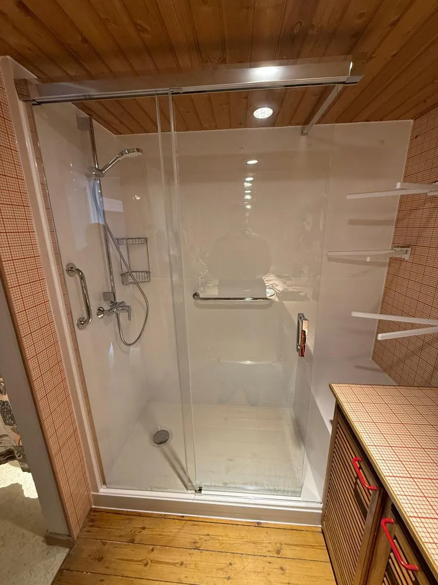 La même salle de bains avec une douche de plain-pied, après les travaux (2/10)