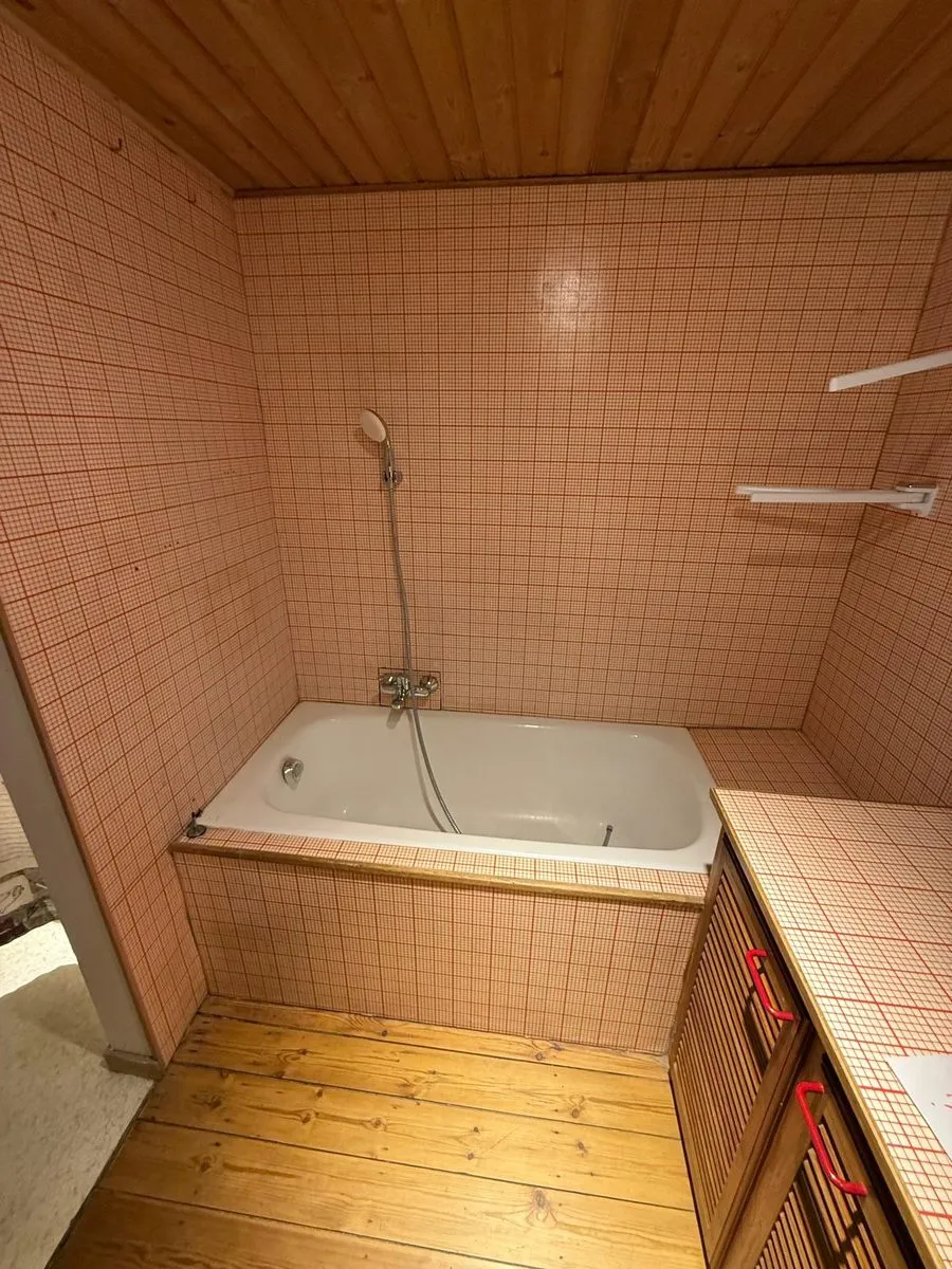 Salle de bains avec une ancienne baignoire, avant les travaux (2/10)