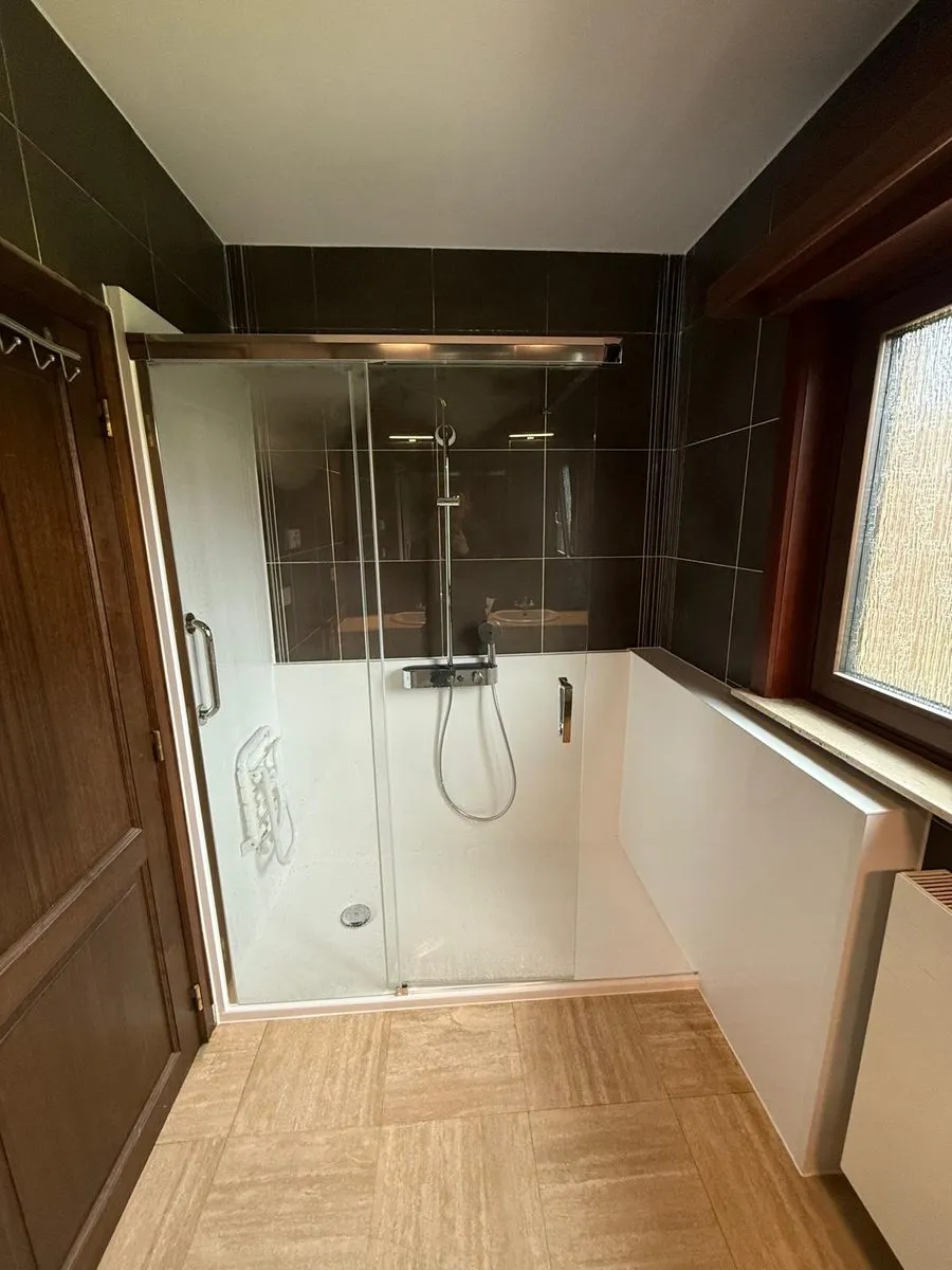 La même salle de bains avec une douche de plain-pied, après les travaux (3/10)