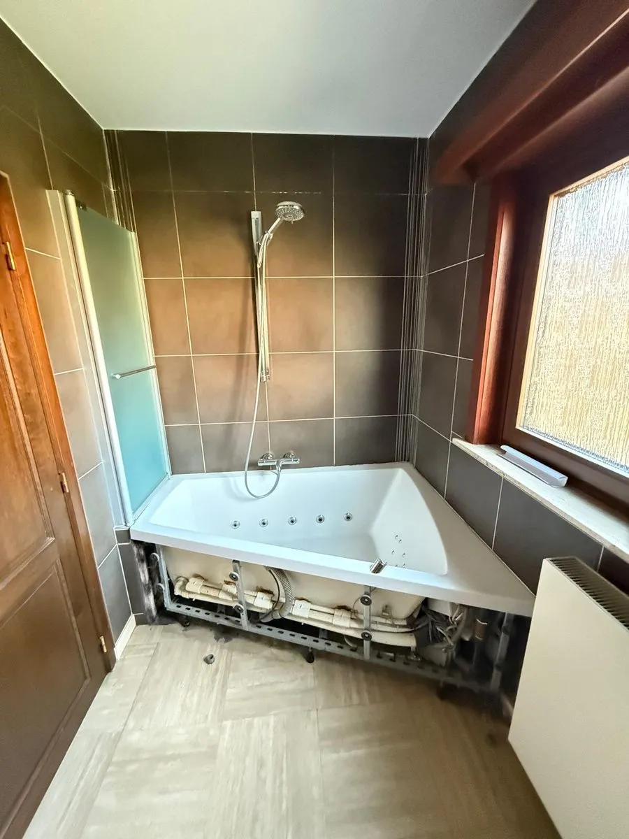 Salle de bains avec une ancienne baignoire, avant les travaux (3/10)