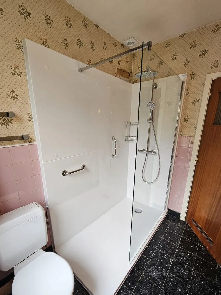 La même salle de bains avec une douche de plain-pied, après les travaux (4/10)