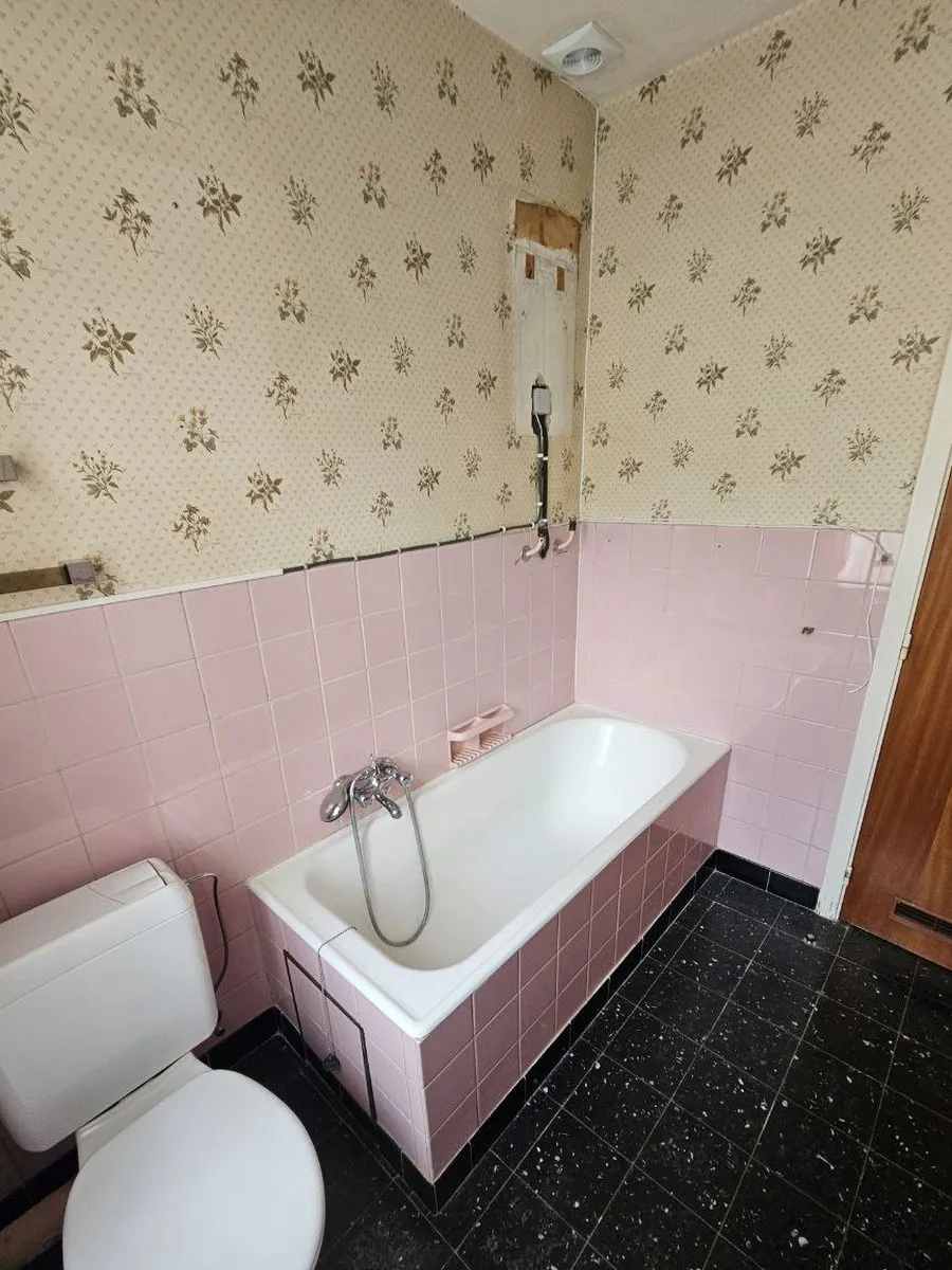 Salle de bains avec une ancienne baignoire, avant les travaux (4/10)