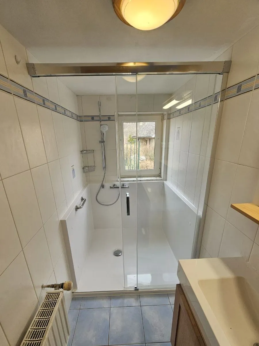 La même salle de bains avec une douche de plain-pied, après les travaux (5/10)