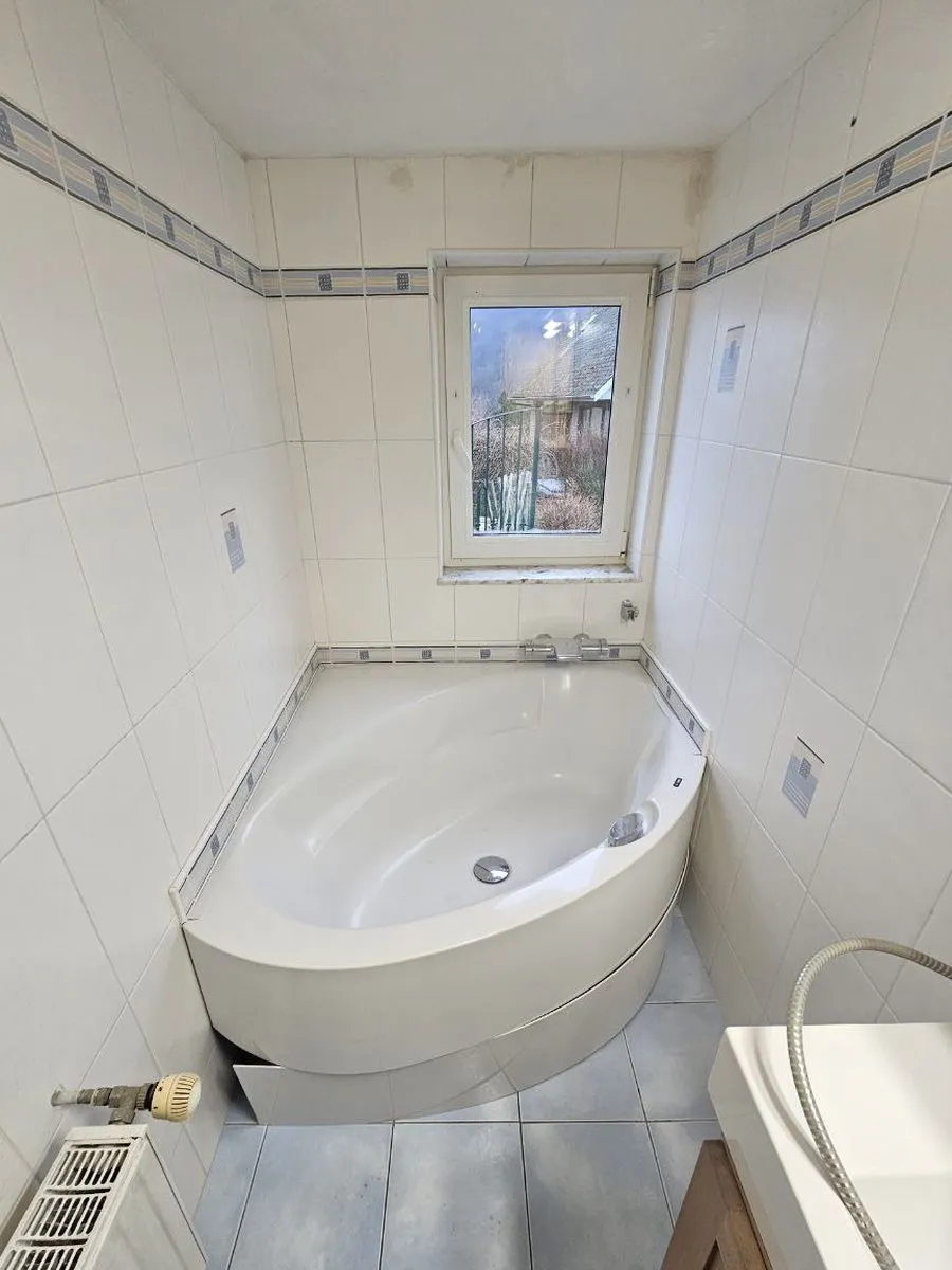 Salle de bains avec une ancienne baignoire, avant les travaux (5/10)