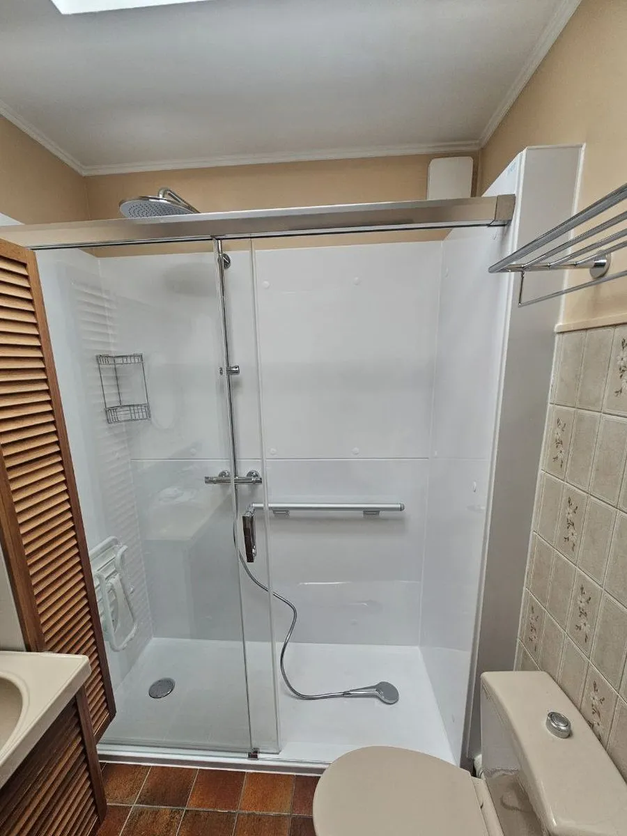 La même salle de bains avec une douche de plain-pied, après les travaux (6/10)