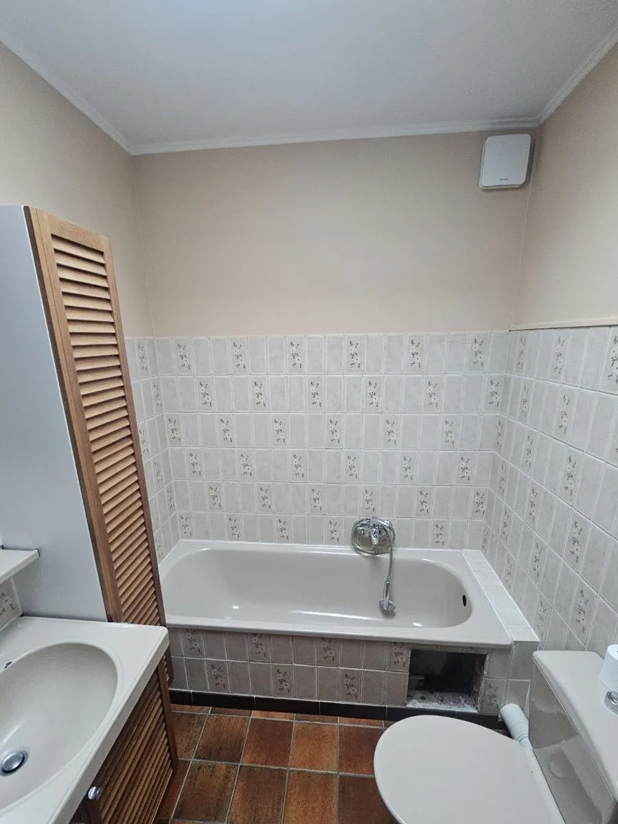 Salle de bains avec une ancienne baignoire, avant les travaux (6/10)