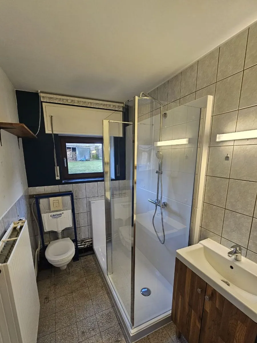 La même salle de bains avec une douche de plain-pied, après les travaux (7/10)