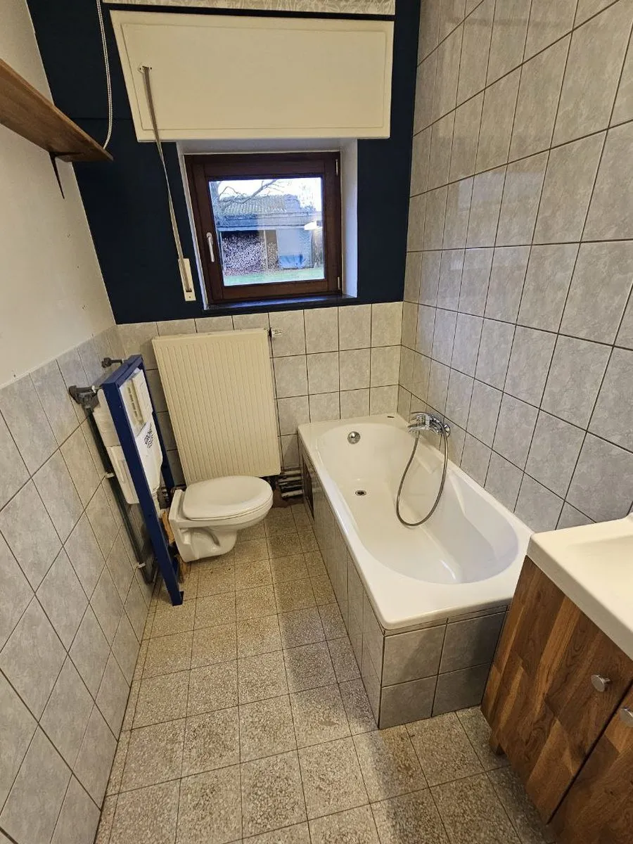Salle de bains avec une ancienne baignoire, avant les travaux (7/10)