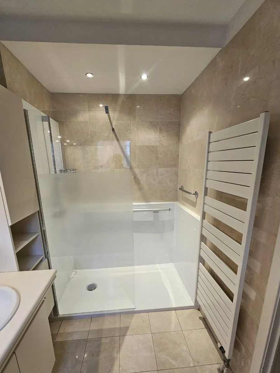 La même salle de bains avec une douche de plain-pied, après les travaux (8/10)