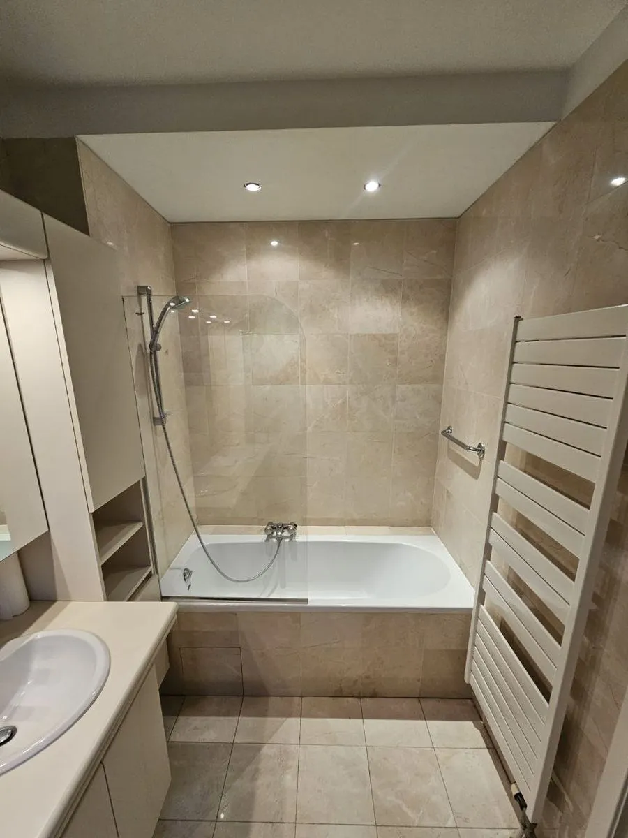 Salle de bains avec une ancienne baignoire, avant les travaux (8/10)