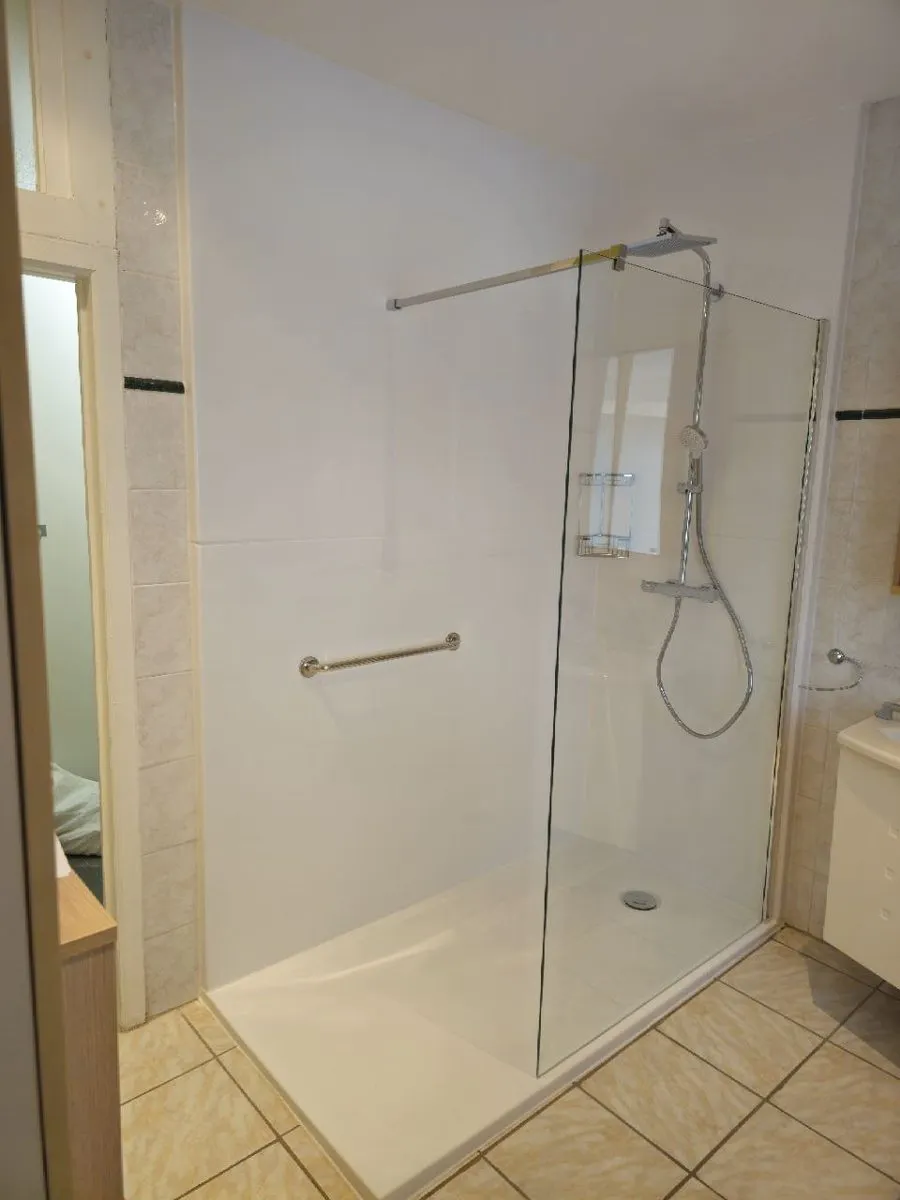 La même salle de bains avec une douche de plain-pied, après les travaux (9/10)
