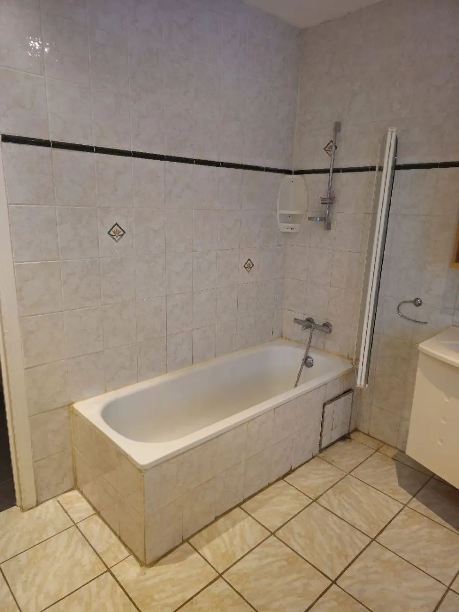 Salle de bains avec une ancienne baignoire, avant les travaux (9/10)