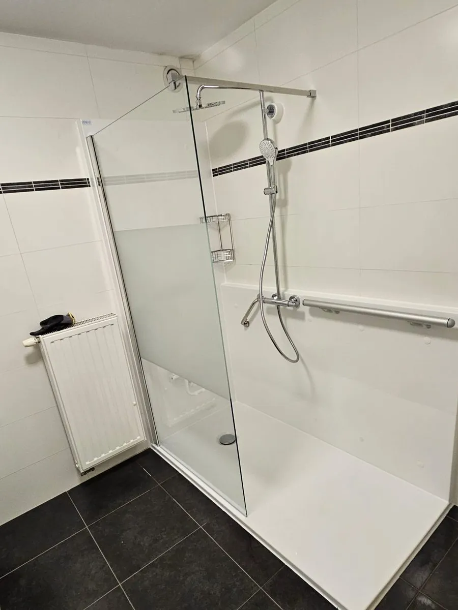 La même salle de bains avec une douche de plain-pied, après les travaux (10/10)