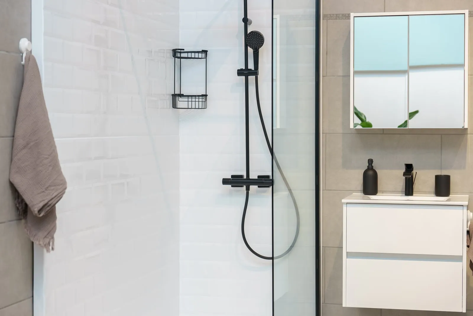 Douche vitrée de plain-pied et meuble vasque dans une salle de bains moderne